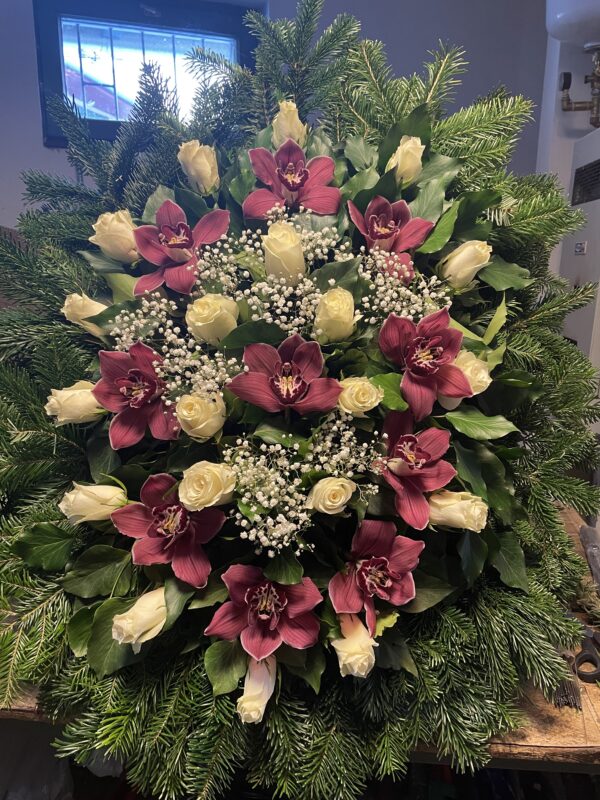Gyöngéd Kifejezés - Rózsaszín Cymbidium Orchidea, Fehér Rózsa és Rezgő Virágok Álló Koszorúja