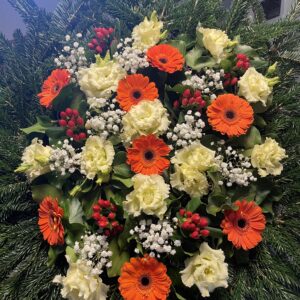 Napfény és Elegancia - Narancssárga Gerbera, Fehér Liziantusz, Piros Bogyók és Rezgő Virágok Álló Koszorúja