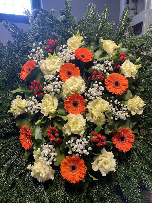 Napfény és Elegancia - Narancssárga Gerbera, Fehér Liziantusz, Piros Bogyók és Rezgő Virágok Álló Koszorúja