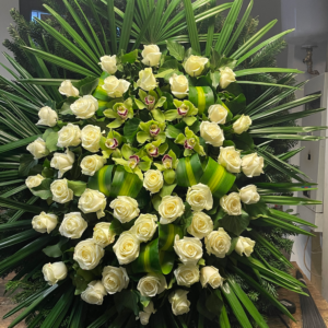 Harmónia Kertje - Zöld Cymbidium Orchideák és Fehér Rózsák Álló Koszorúja