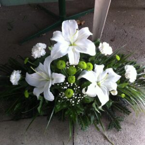 Zöld Gyöngyszem - Fehér liliom, zöld krizantém, rezgő virágok és fehér szegfű Fekvő Koszorú