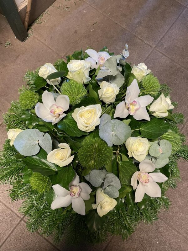 Szívünk örökké veled - Fehér Orchidea és Fehér Rózsa Fekvő Koszorúja