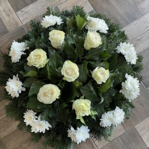 Fehér Érintés - Középen Fehér Rózsák, Szélén Fehér Krizantémok Fekvő Koszorúja