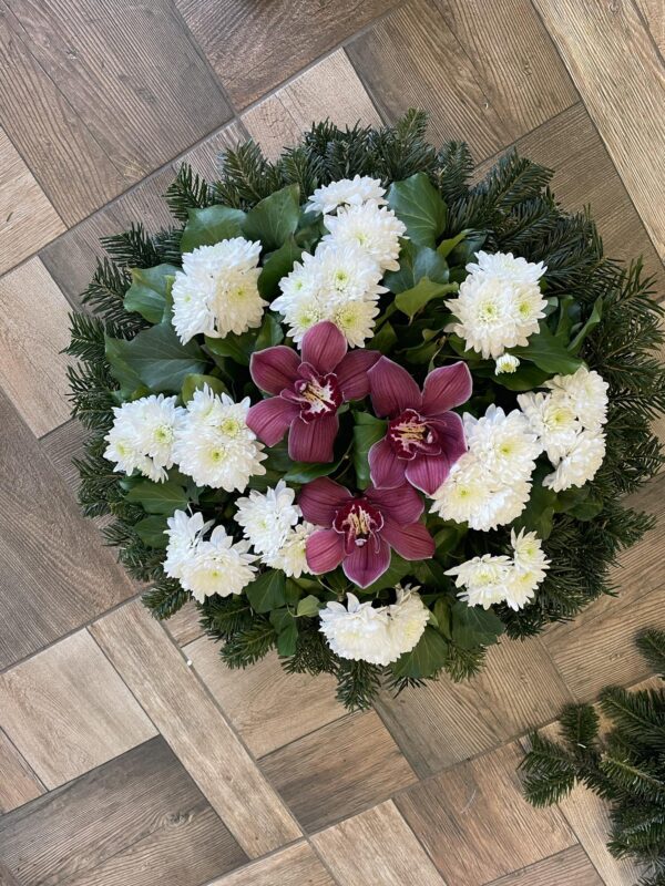 Bordó Pillanatok - Középen Bordó Cymbidium Orchidea, Szélén Fehér Krizantém Fekvő Koszorúja