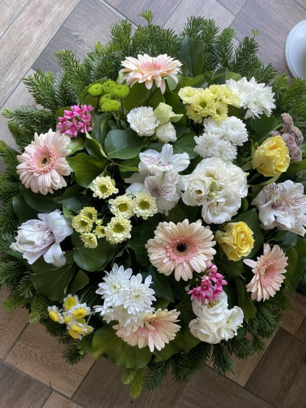 Őszinteség Virága - Rózsaszín Gerbera, Snoopico Krizantém, Fehér Krizantém, Sárga Rózsa, Zöld Krizantém és Színes Inkaliliomok Fekvő Koszorúja