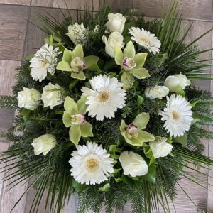 Fehér Zöld Harmónia - Fehér Gerbera és Zöld Cymbidium Orchidea Fekvő Koszorúja