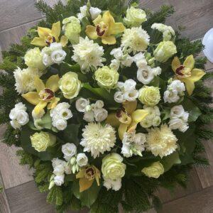 Arany Búcsú - Sárga Orchidea, Fehér Krizantém, Fehér Rózsa és Liziantusz Fekvő Koszorúja