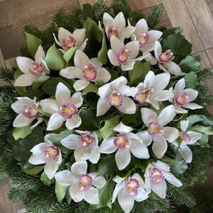 Fehér Áldás - Fehér Cymbidium Orchideák Díszített Fekvő Koszorúja