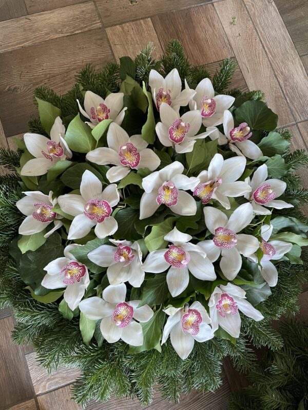 Fehér Áldás - Fehér Cymbidium Orchideák Díszített Fekvő Koszorúja