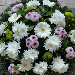 Fehér Dicsőség - Fehér Gerbera, Fehér Krizantém, Zöld Krizantém, Rózsaszín Krizantém Fekvő Koszorúja
