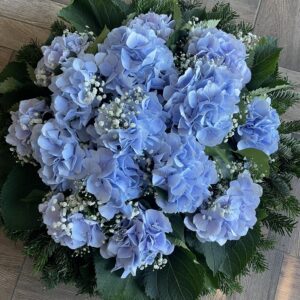Égi Kék - Kék Hortenzia és Rezgő Virágok Fekvő Koszorúja