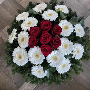 Vörös Szeretet - Középen Vörös Rózsák, Szélén Fehér Gerberák Fekvő Koszorúja