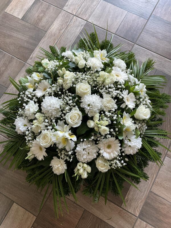Fehér Közjáték - Fehér Rózsa, Gerbera, Krizantém, Inkaliliom, Rezgő Virág, Liziantusz, Szegfű Fekvő Koszorúja