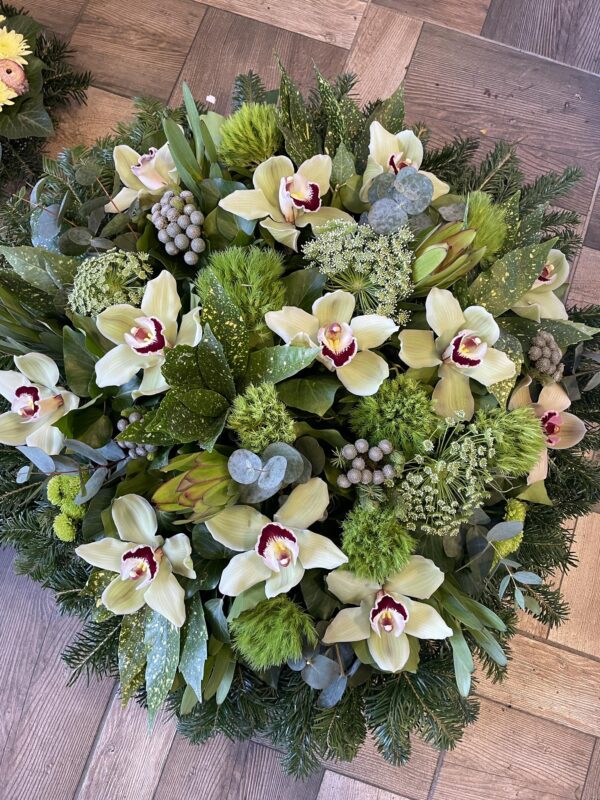Zöld Remény - Fehér Cymbidium Orchidea, Zöld Szegfű, Zöld Krizantém Fekvő Koszorúja