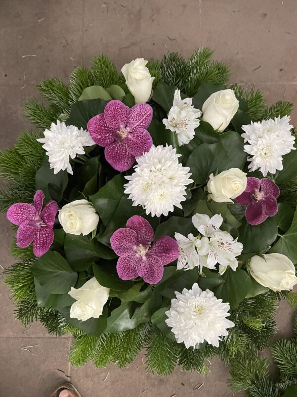 Őrzött Virágok - Fehér Krizantém, Rózsaszín Vanda Orchidea, Fehér Inkaliliom és Fehér Rózsa Fekvő Koszorúja