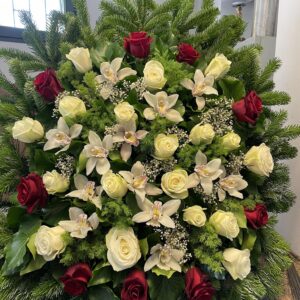 Fehér és Vörös Elegancia - Álló Koszorú Virágkompozíció
