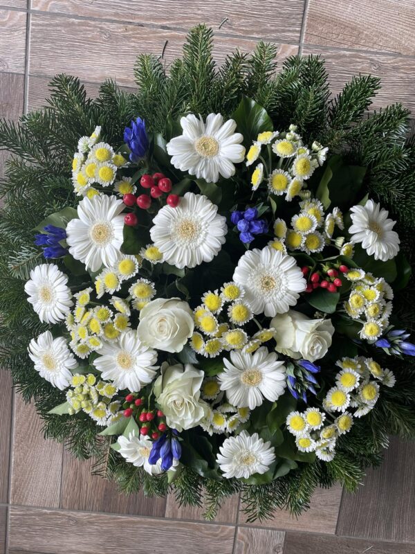 Örök Virágok - Fehér Gerbera, Pompás Fehér Krizantém, Piros Bogyók, Fehér Rózsa és Kornistárnics Fekvő Koszorúja