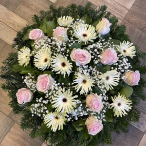 Szárnyaló Emlékek - Fehér Cseppecske Virágokkal, Pink Rózsákkal és Rezgő Virágokkal díszített Fekvő Koszorú