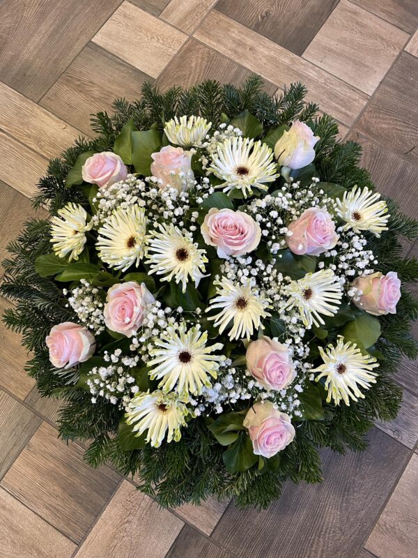 Szárnyaló Emlékek - Fehér Cseppecske Virágokkal, Pink Rózsákkal és Rezgő Virágokkal díszített Fekvő Koszorú