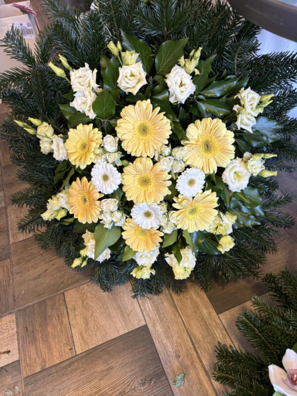 Fehér és Sárga Elegancia - Álló Koszorú Virágkompozíció