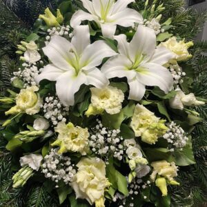 Bájos Fejedelemség - Fehér Liziantuszokkal, Liliomokkal és Rezgő Virágokkal Díszített Álló Koszorú