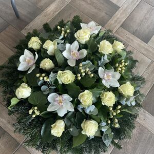 Hófehér Melódia - Fehér Orchideákkal és Fehér Rózsákkal Díszített Fekvő Koszorú
