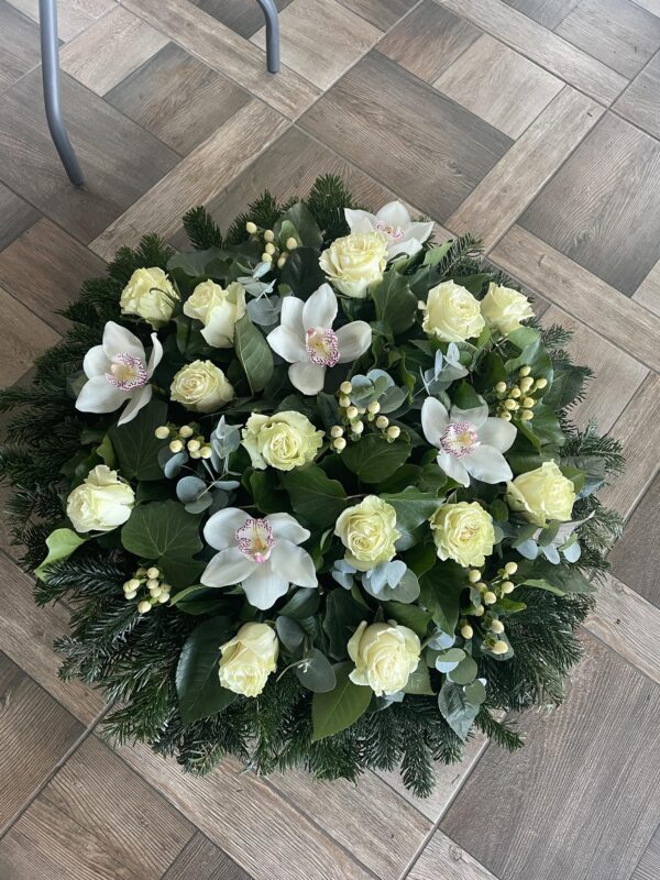 Hófehér Melódia - Fehér Orchideákkal és Fehér Rózsákkal Díszített Fekvő Koszorú