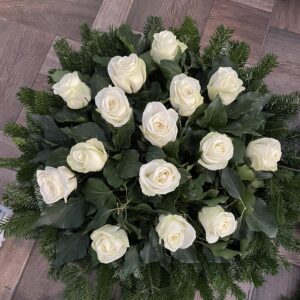 Fehér Rózsák Búcsúja - Fehér Rózsákkal Díszített Fekvő Koszorú