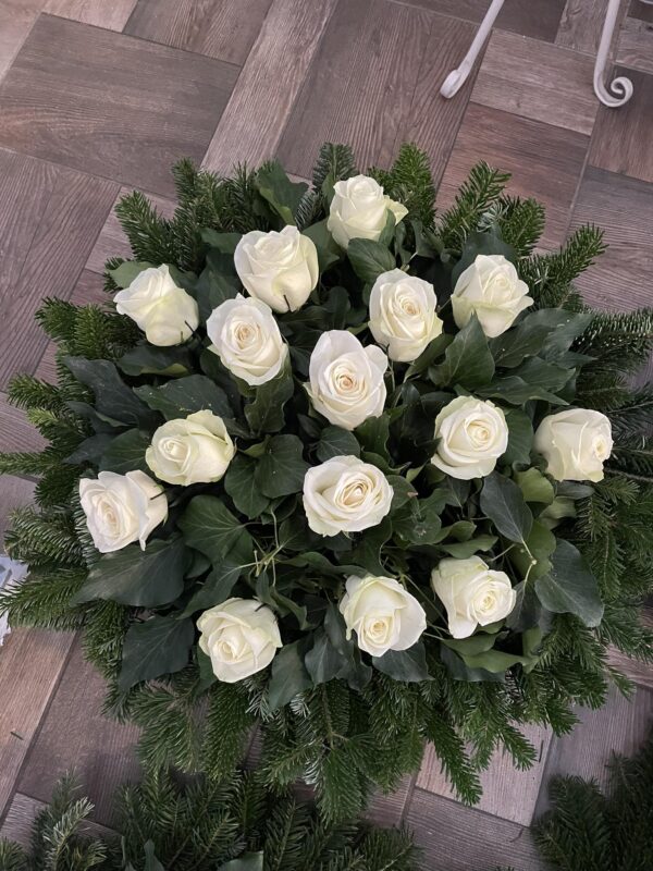 Fehér Rózsák Búcsúja - Fehér Rózsákkal Díszített Fekvő Koszorú