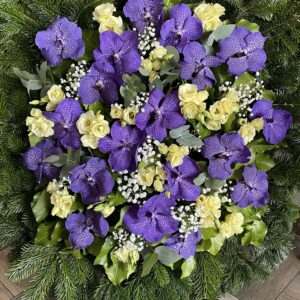 Égi Elegancia - Álló Koszorú Blue Angel Orchideával, Fehér Liziantusszal és Rezgő Virággal