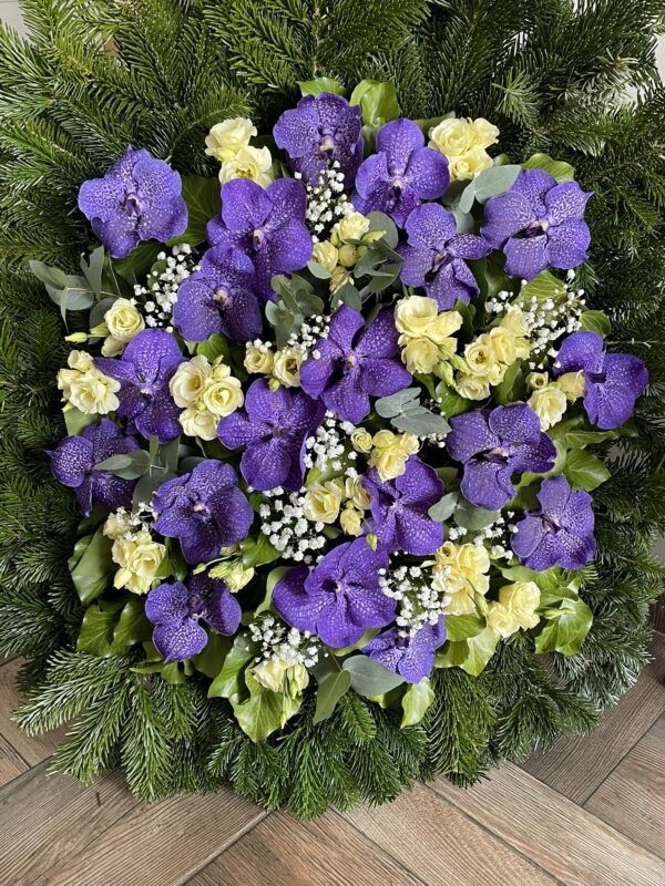 Égi Elegancia - Álló Koszorú Blue Angel Orchideával, Fehér Liziantusszal és Rezgő Virággal