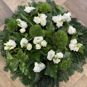 Fehér és Zöld Békesség - Fehér Liziantuszokkal és Zöld Szegfűvel Díszített Fekvő Koszorú