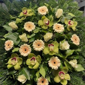 Tavaszi Kifinomultság - Álló Koszorú Zöld Cymbidium Orchideával, Barackszínű Gerberával és Fehér Rózsával
