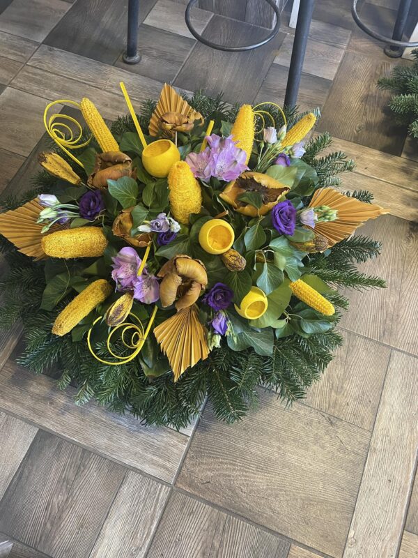 Színes Megemlékezés - Rózsaszín inkaliliom, lila liziantusz, sárga száraz díszítéssel Fekvő Koszorú
