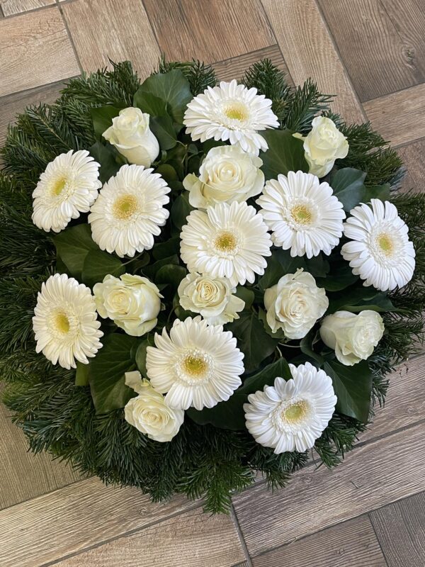 Fehér Álom - Búcsúfehér Rózsa és Gerbera Díszített Fekvő Koszorú