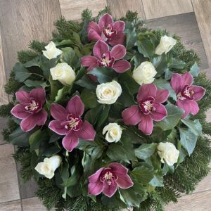 Gyöngyház Ragyogása - Rózsaszín Csónakorchidea és Fehér Rózsa Díszített Fekvő Koszorú