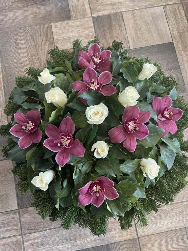 Gyöngyház Ragyogása - Rózsaszín Csónakorchidea és Fehér Rózsa Díszített Fekvő Koszorú
