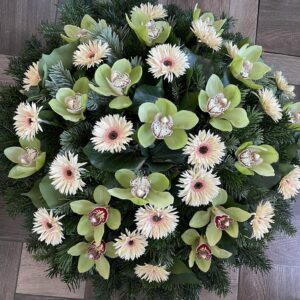 Gyöngyház Emléke - Fehér-rózsaszín Gerbera és Zöld Cymbidium Orchidea Fekvő Koszorú