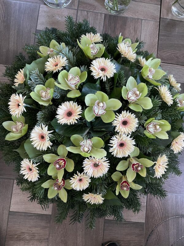 Gyöngyház Emléke - Fehér-rózsaszín Gerbera és Zöld Cymbidium Orchidea Fekvő Koszorú