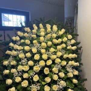 Krémes Kifinomultság - Álló Koszorú Krémszínű Rózsákkal és Fehér Rezgő Virágokkal