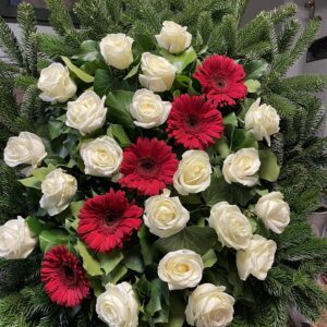 Tiszta Szerelem - Álló Koszorú Fehér Rózsákkal és Közepén Piros Gerberákkal