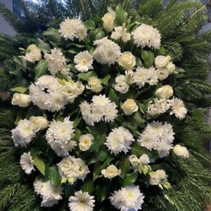 Egyszerű Elegancia - Álló Koszorú Fehér Rózsákkal, Gerberákkal és Krizantémokkal