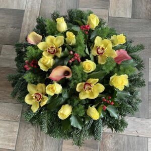 Aranynyugalom - Sárga Orchidea, Rózsa, Piros Bogyók és Zantedeschia Kála Fekvő Koszorúja
