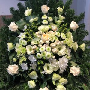 Tündérmese Kavalkádja - Álló Koszorú Fehér Rózsákkal, Liziantuszokkal és Santini Lime Krizantémokkal