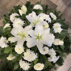 Fehér Búcsú - Fehér Liliom, Gerbera, Krizantém és Rózsa Fekvő Koszorúja