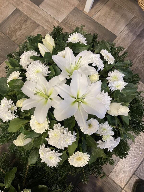Fehér Búcsú - Fehér Liliom, Gerbera, Krizantém és Rózsa Fekvő Koszorúja
