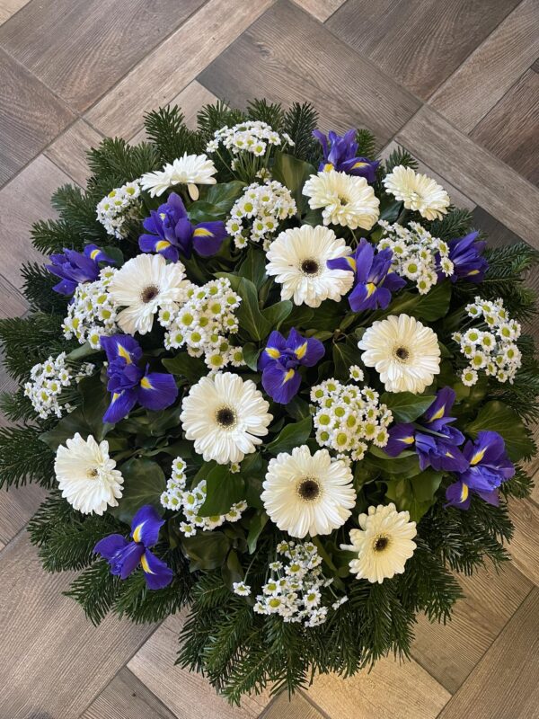Fehér Megőrzés - Gerbera, Krizantém és Nőszirom Írisz Fekvő Koszorúja
