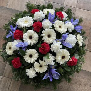 Emlékezés Virágok Kavalkádja - Fehér gerbera, piros és fehér szegfű, írisz nőszirom Fekvő Koszorú