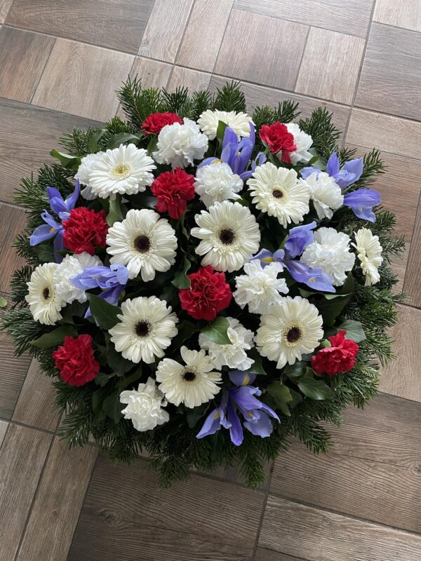 Emlékezés Virágok Kavalkádja - Fehér gerbera, piros és fehér szegfű, írisz nőszirom Fekvő Koszorú