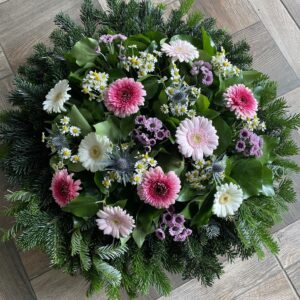 Rózsaszín Megemlékezés - Krizantém, Gerbera és Havasi Iringó Fekvő Koszorúja